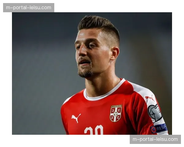 塞尔维亚中场身高优势明显 米林科维奇萨维奇头球控制第二点